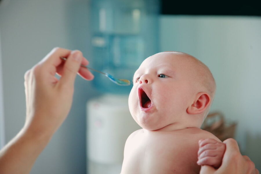 Imagem close-up-shirtless-baby-eating 1